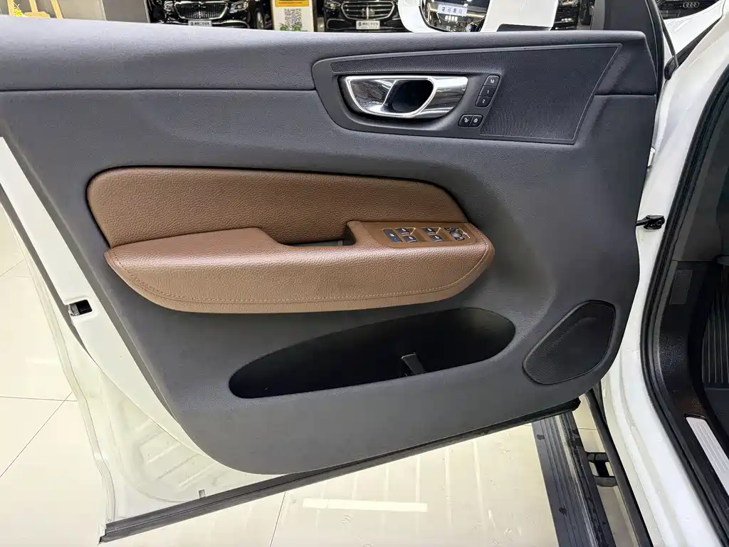 Volvo XC60 2020 — фото 15