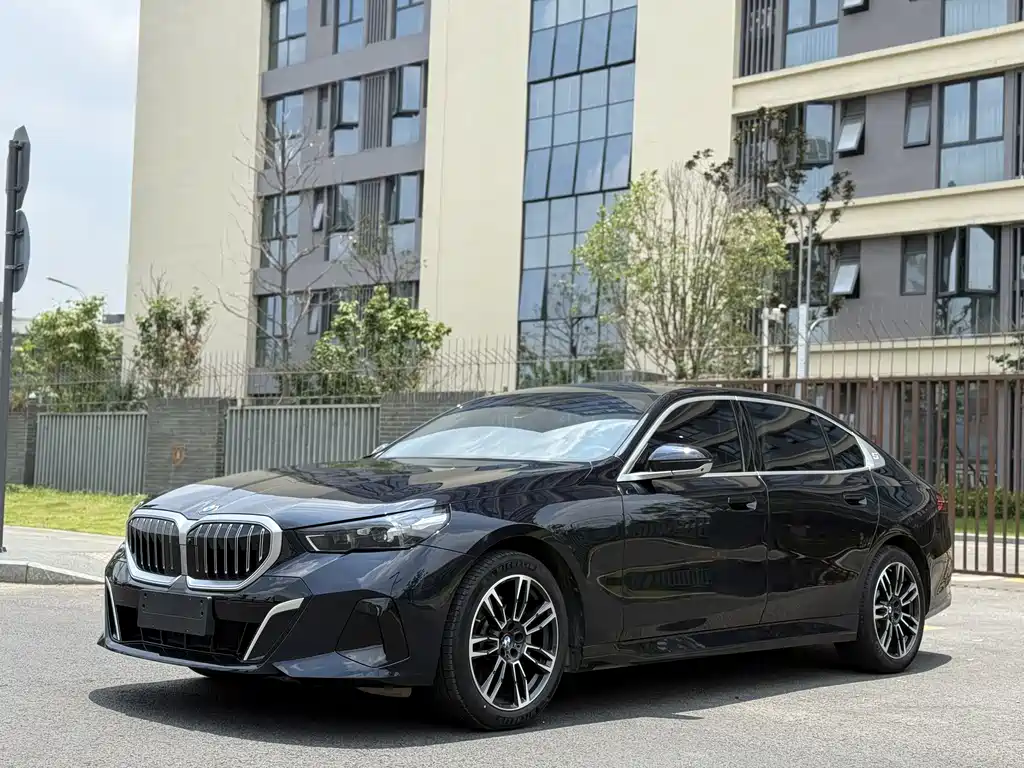 BMW 5 Series 2024 — фото 1