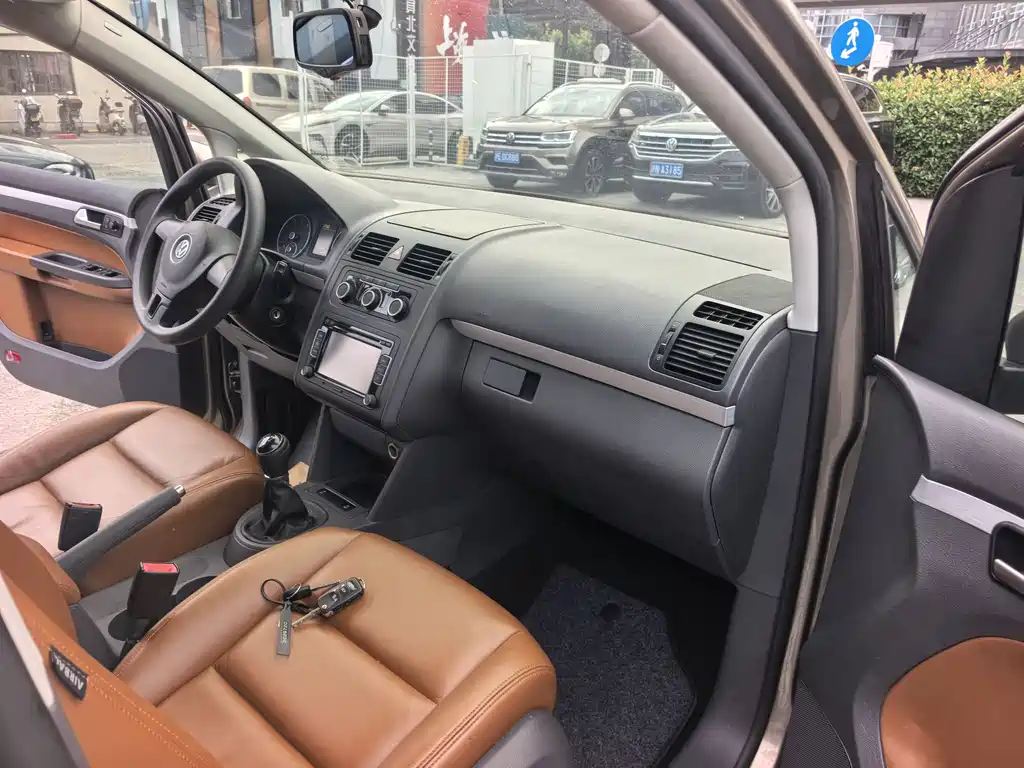 Volkswagen Touran 2015 — фото 17