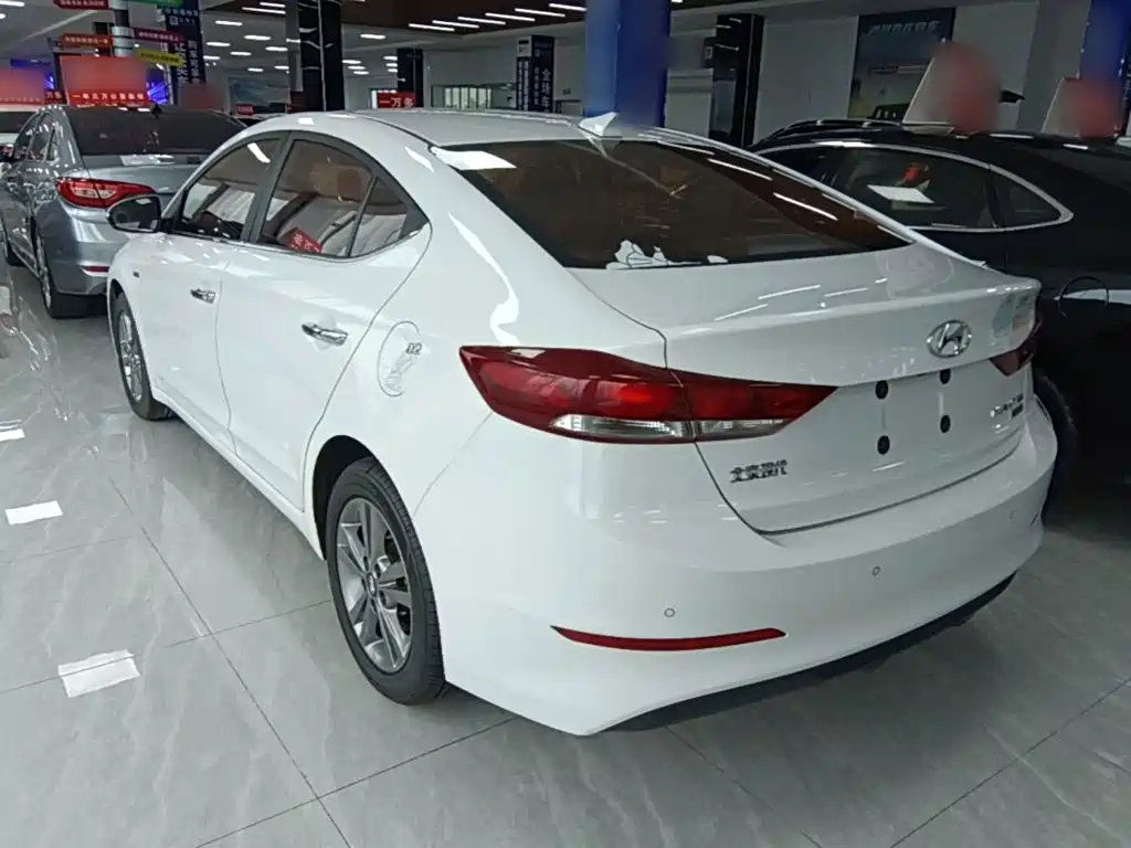Hyundai Elantra 2018 — фото 5