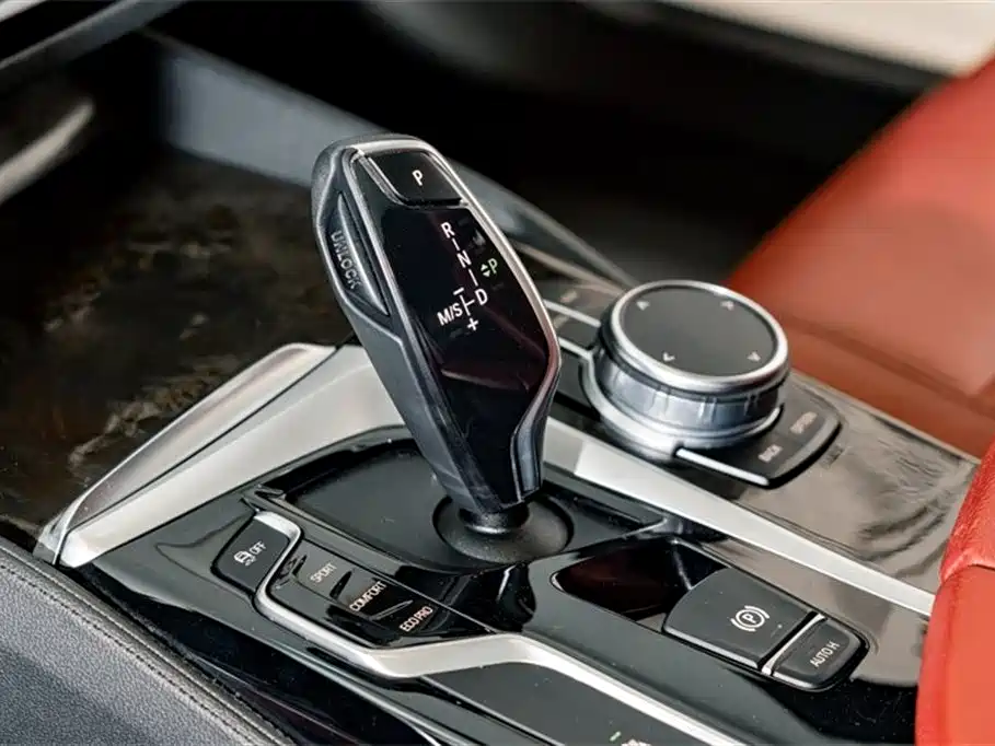BMW 5 Series 2019 — фото 15