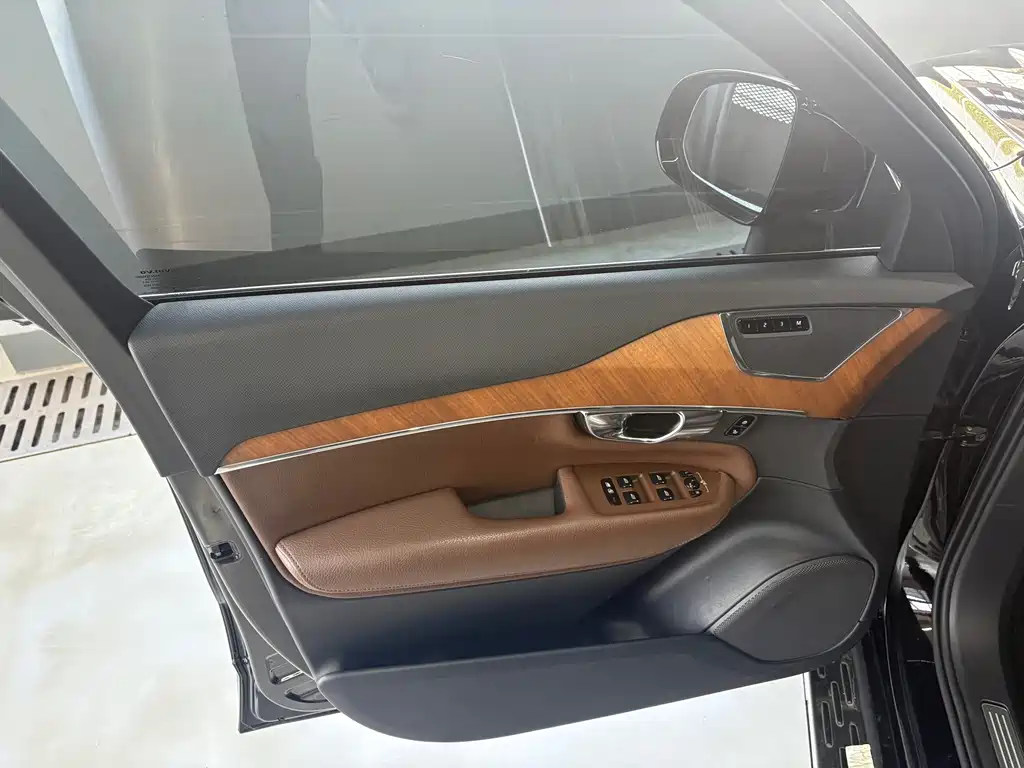 Volvo XC90 — фото 11