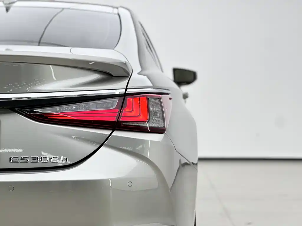 Lexus ES 2022 — фото 9