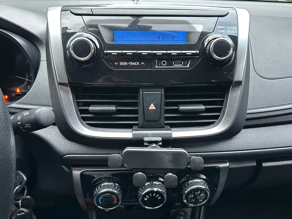 Toyota Yaris L 2019 — фото 12