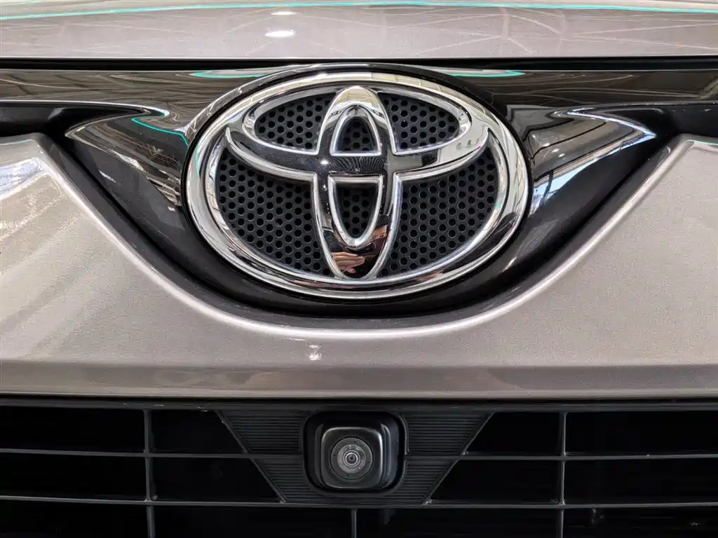 Toyota RAV4 2018 — фото 12