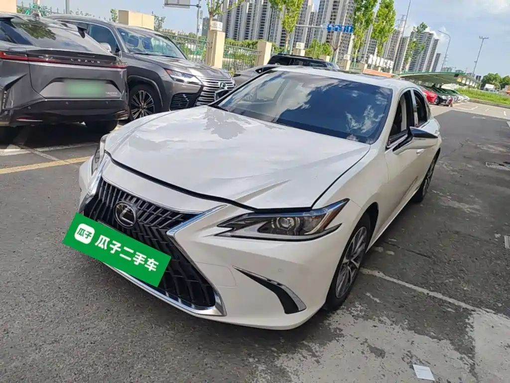 Lexus ES 2023