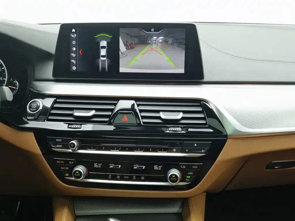 BMW 5 Series 2018 — фото 12