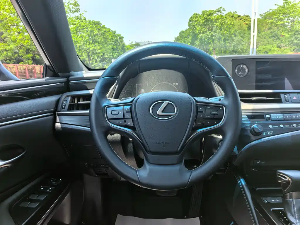 Lexus ES 2019 — фото 15