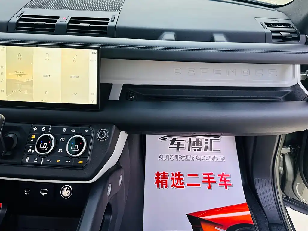 Land Rover Defender 2023 — фото 12