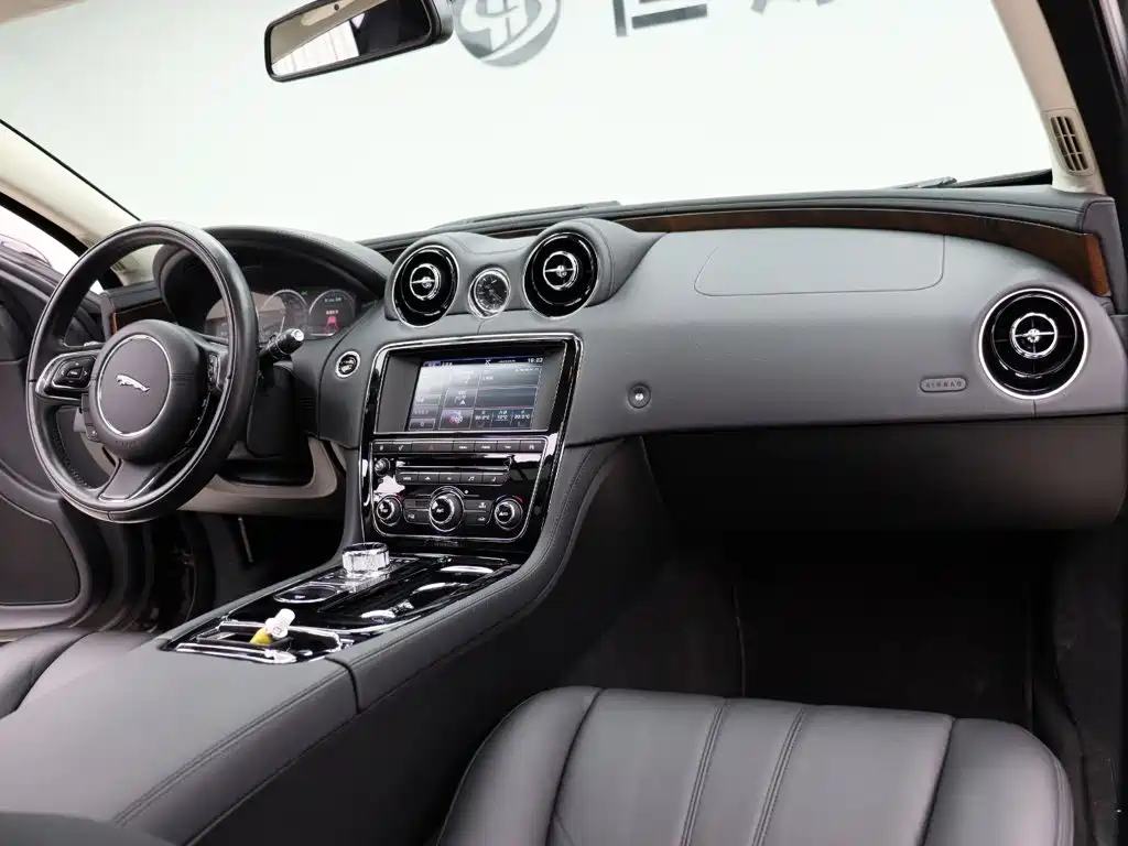 Jaguar XJ 2014 — фото 26