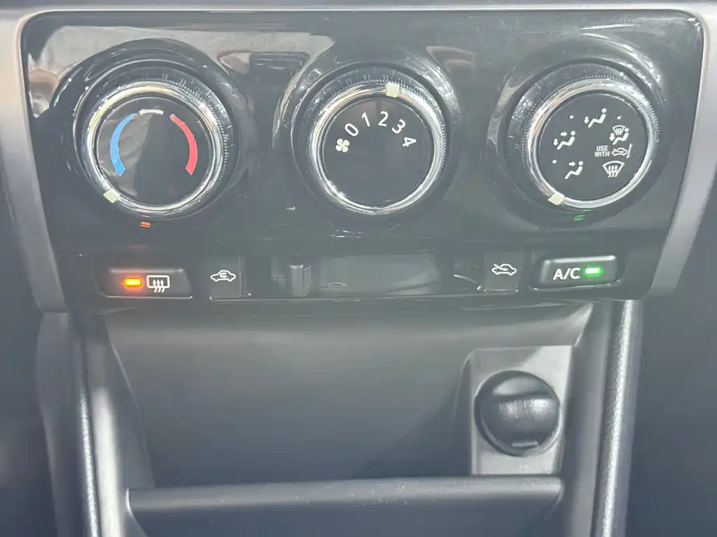 Toyota Yaris L 2023 — фото 10