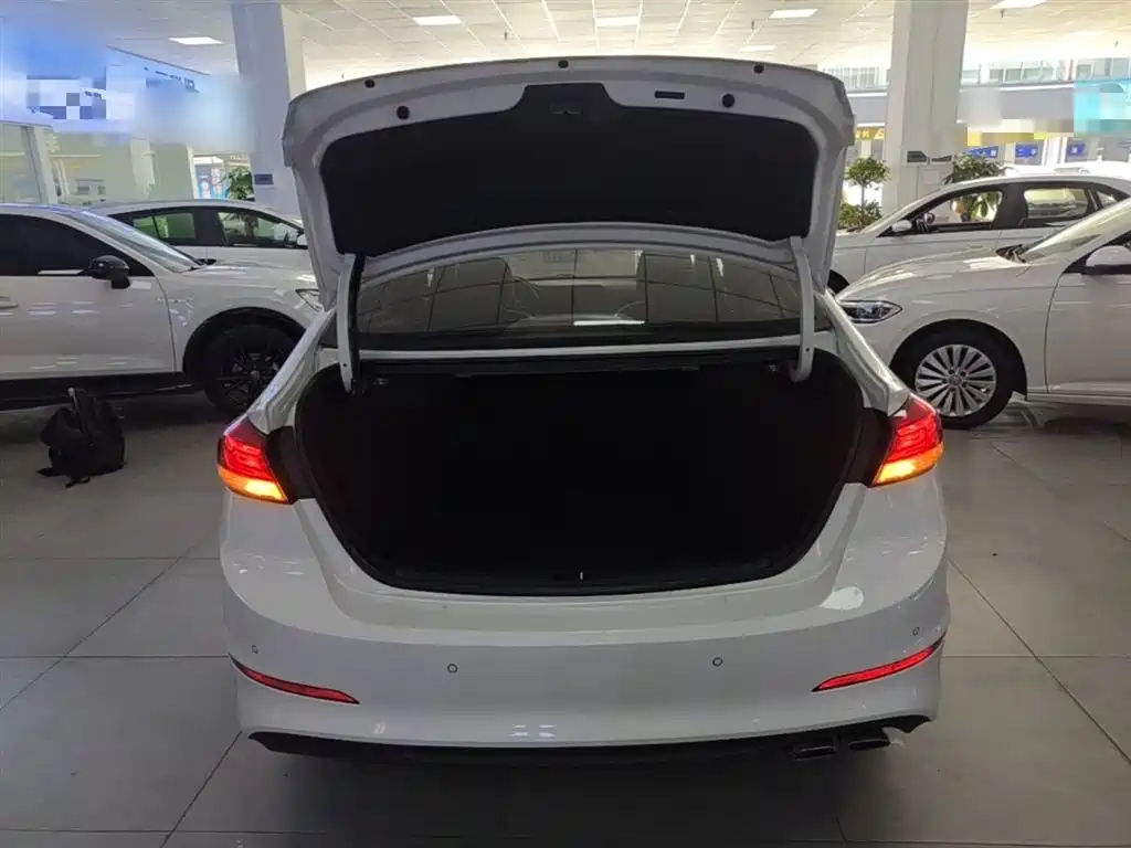 Hyundai Elantra 2019 — фото 19