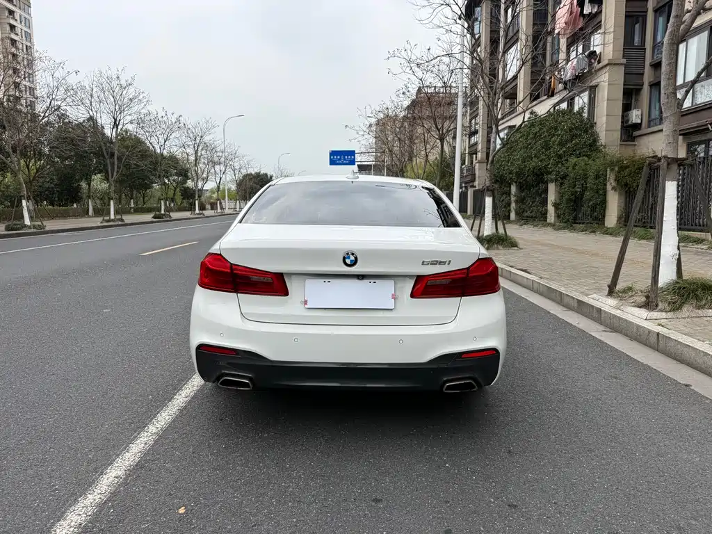 BMW 5 Series 2018 — фото 10