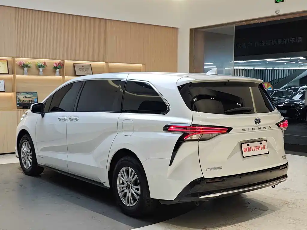 Toyota Sienna 2022 — фото 22
