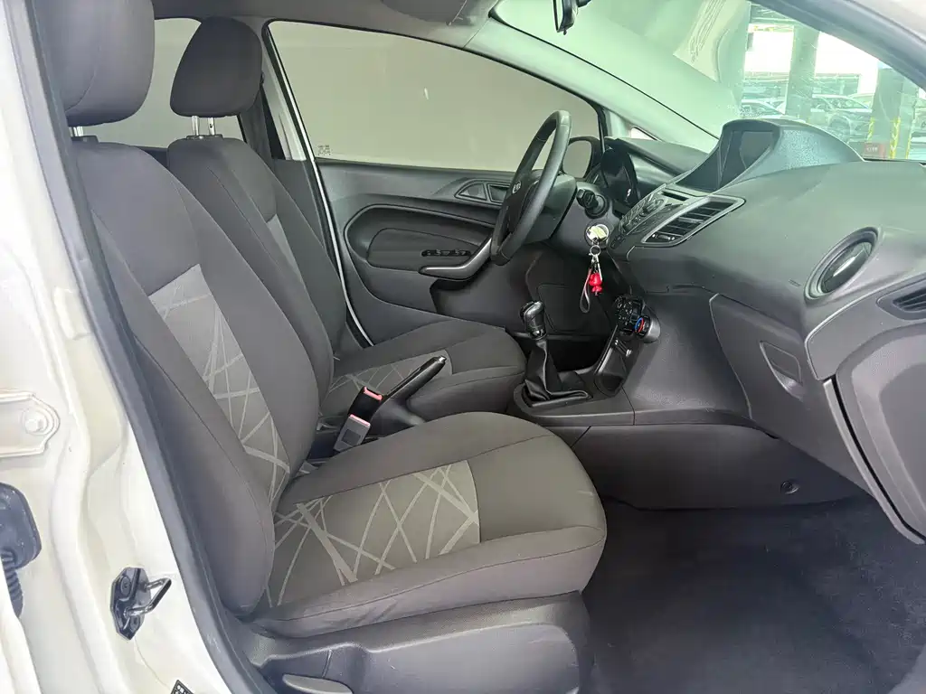 Ford Fiesta 2013 — фото 14