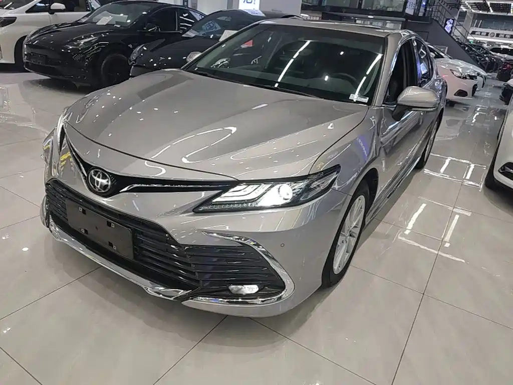 Toyota Camry 2023 — фото 1