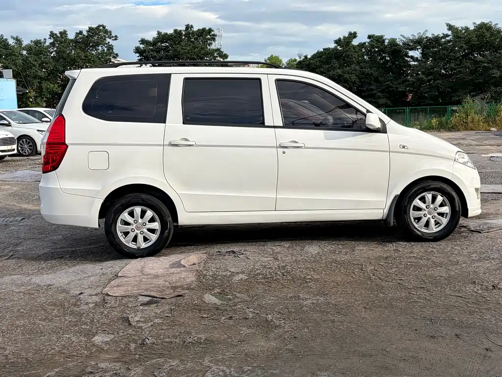 Wuling Hongguang 2015