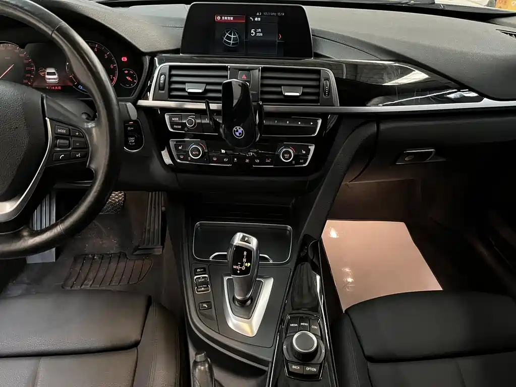 BMW 3 Series 2018 — фото 10