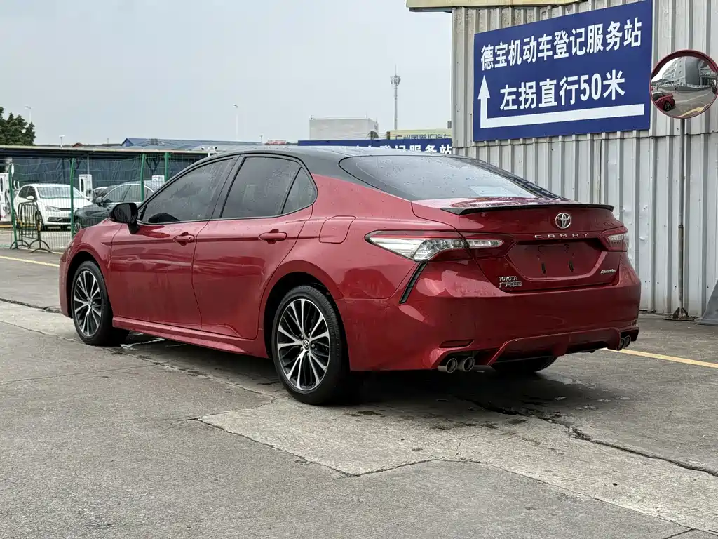 Toyota Camry 2018 — фото 4
