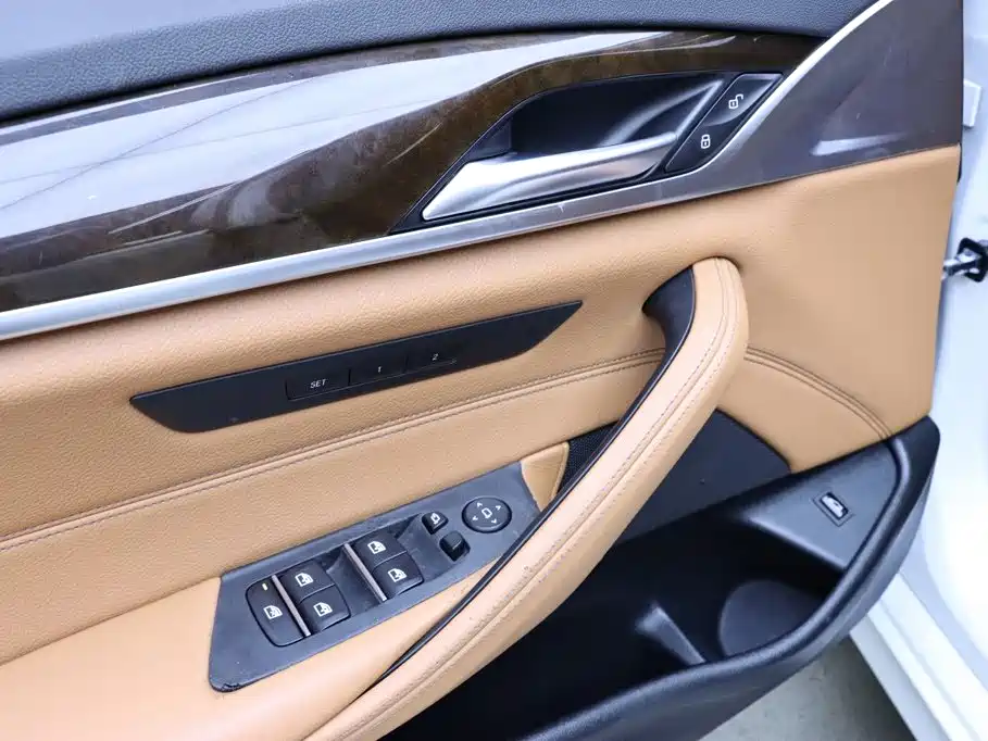 BMW 5 Series 2017 — фото 12
