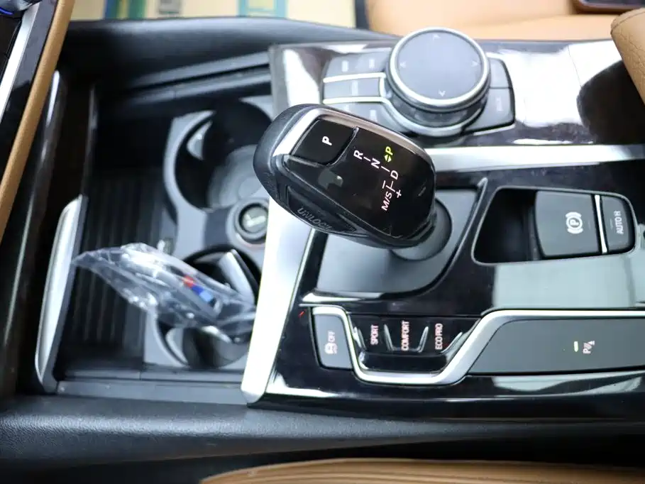 BMW 5 Series 2017 — фото 10