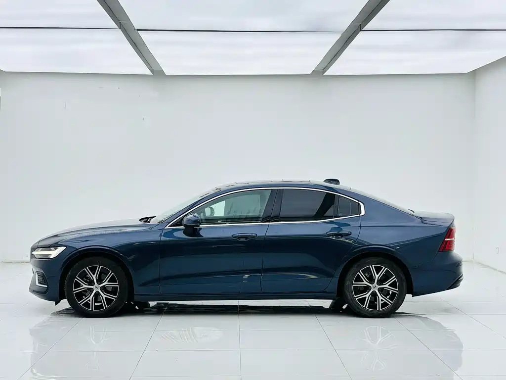 Volvo S60 2023 — фото 4