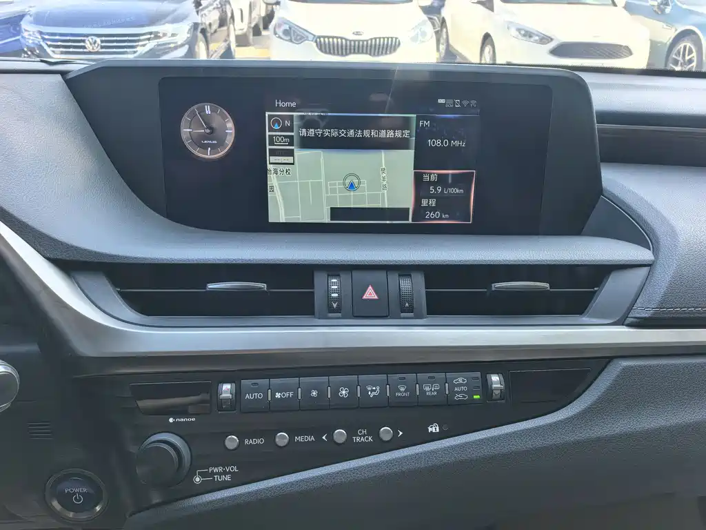 Lexus ES 2018 — фото 10