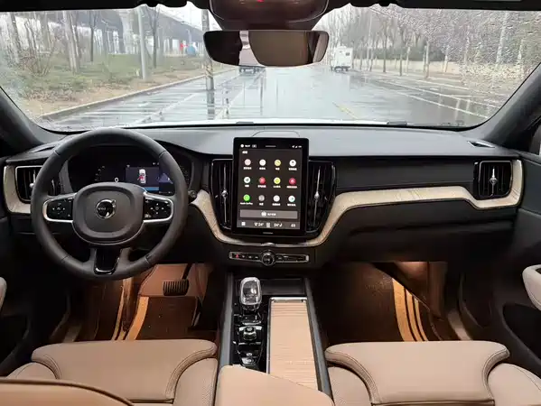 Volvo XC60 2025