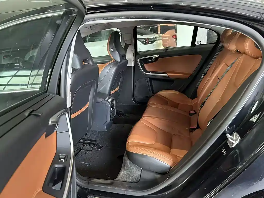 Volvo S60 PHEV 2015 — фото 6