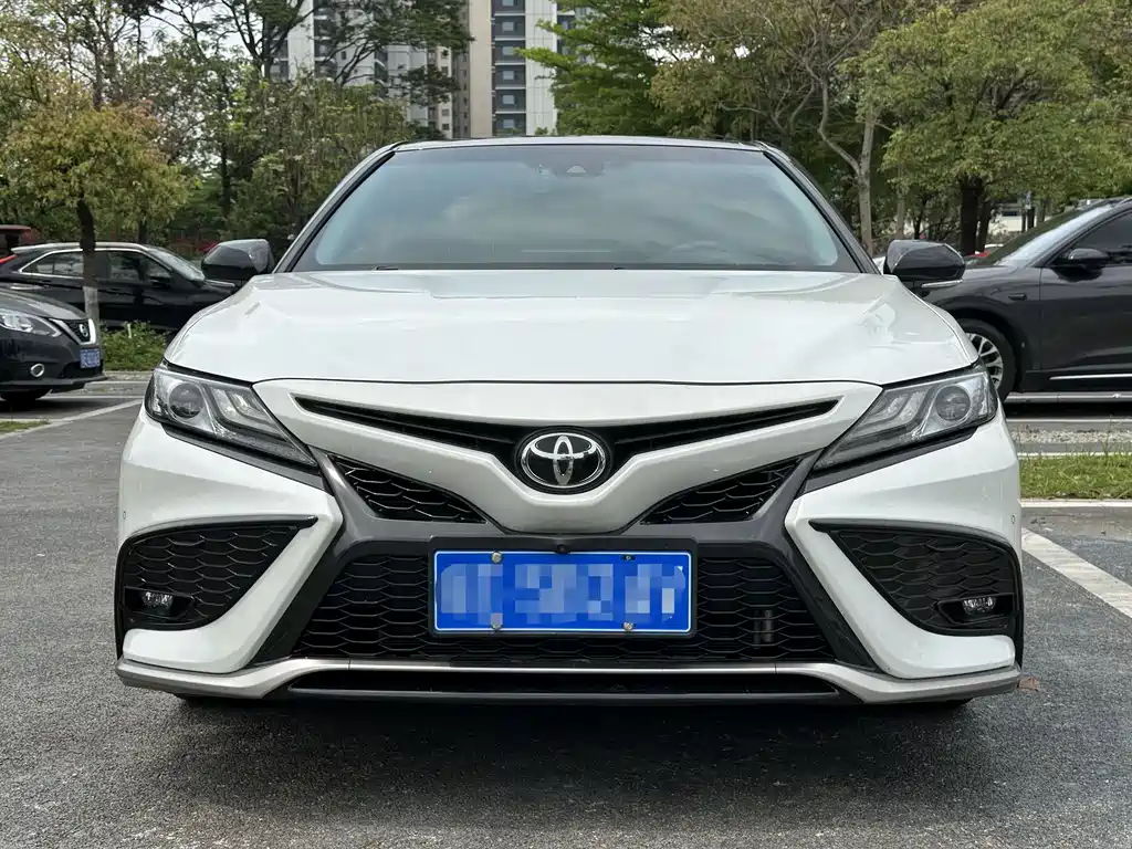 Toyota Camry 2022 — фото 2
