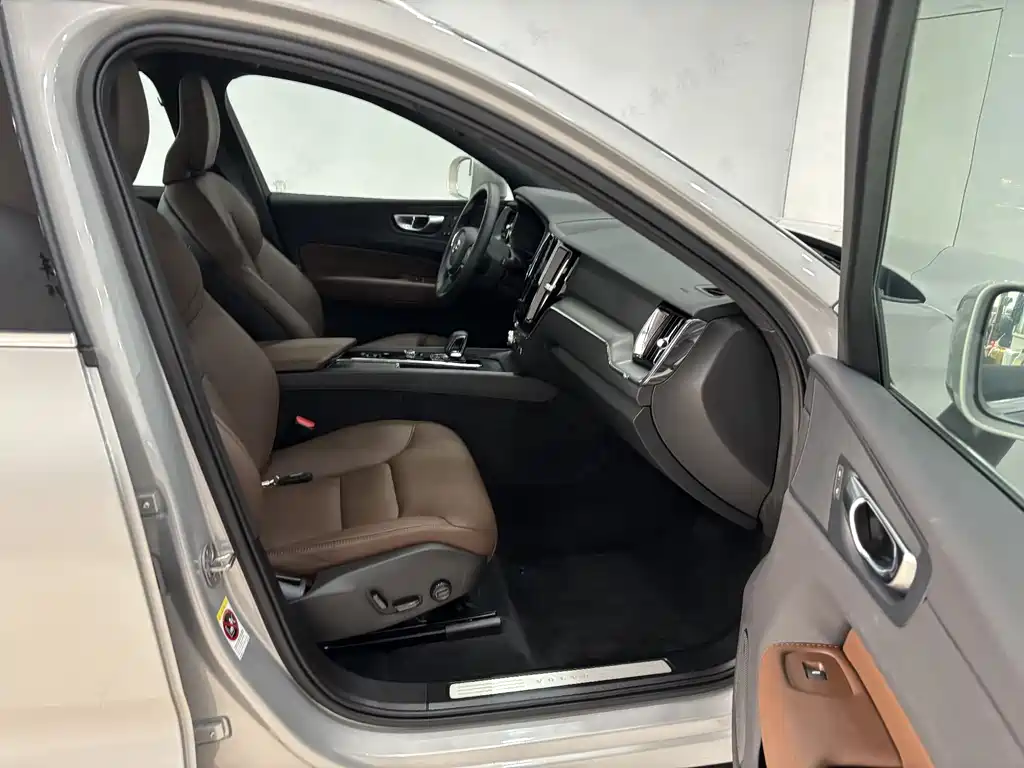 Volvo XC60 2025 — фото 24
