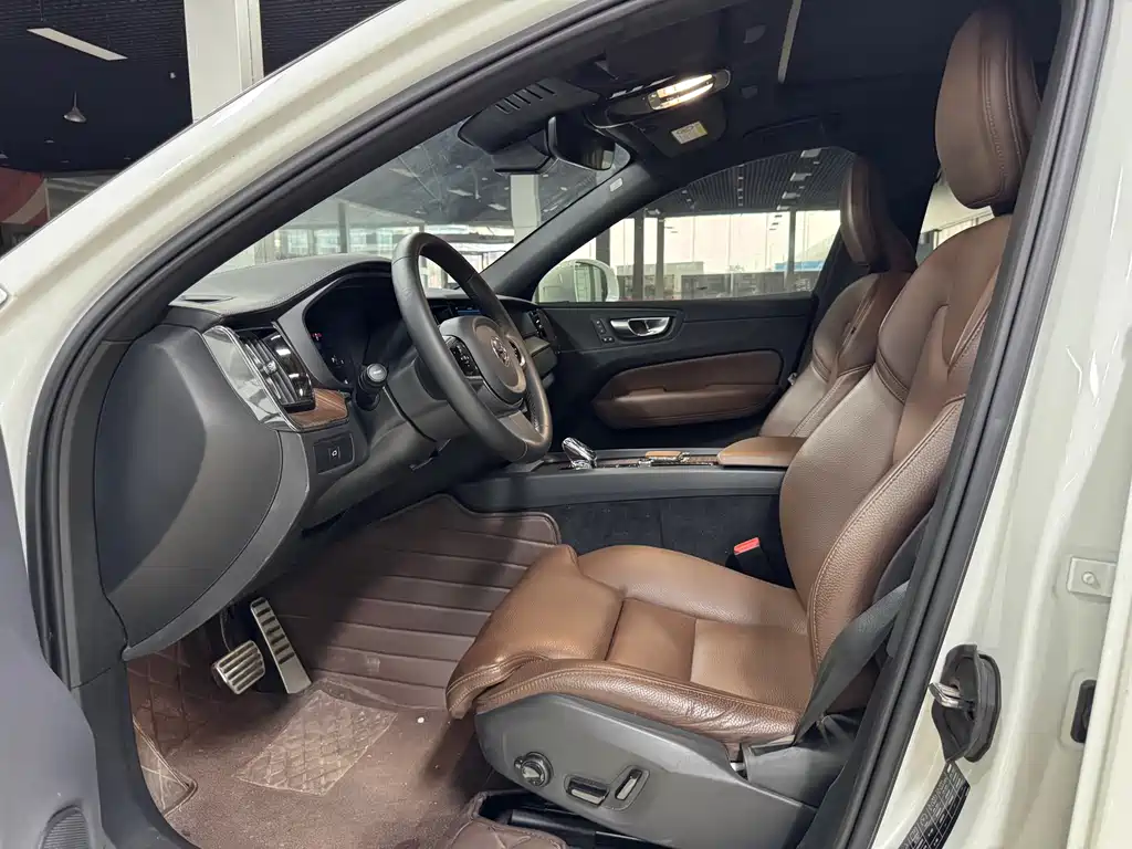 Volvo XC60 2024 — фото 10