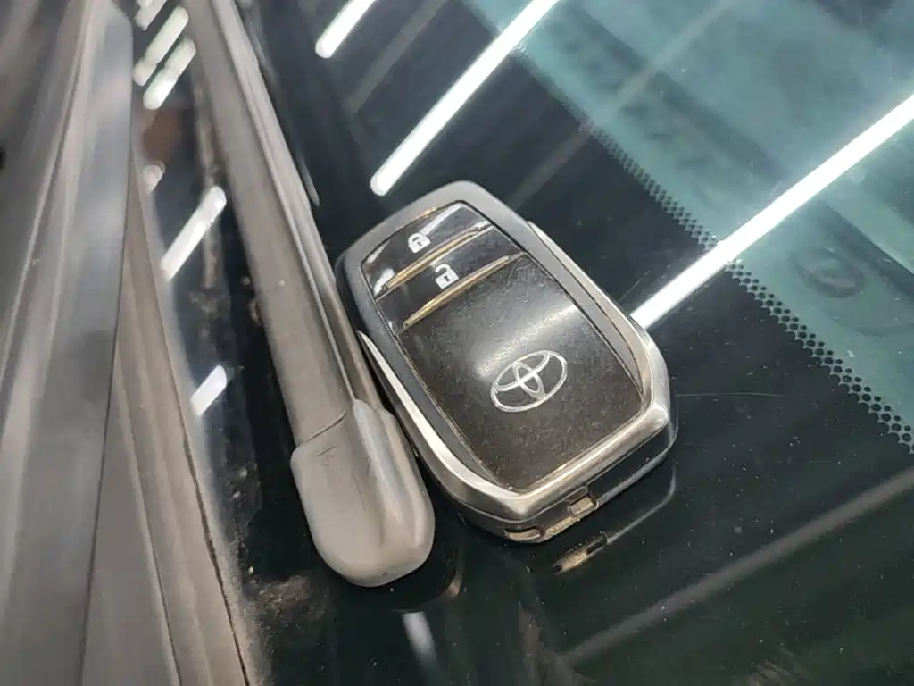 Toyota RAV4 2017 — фото 9