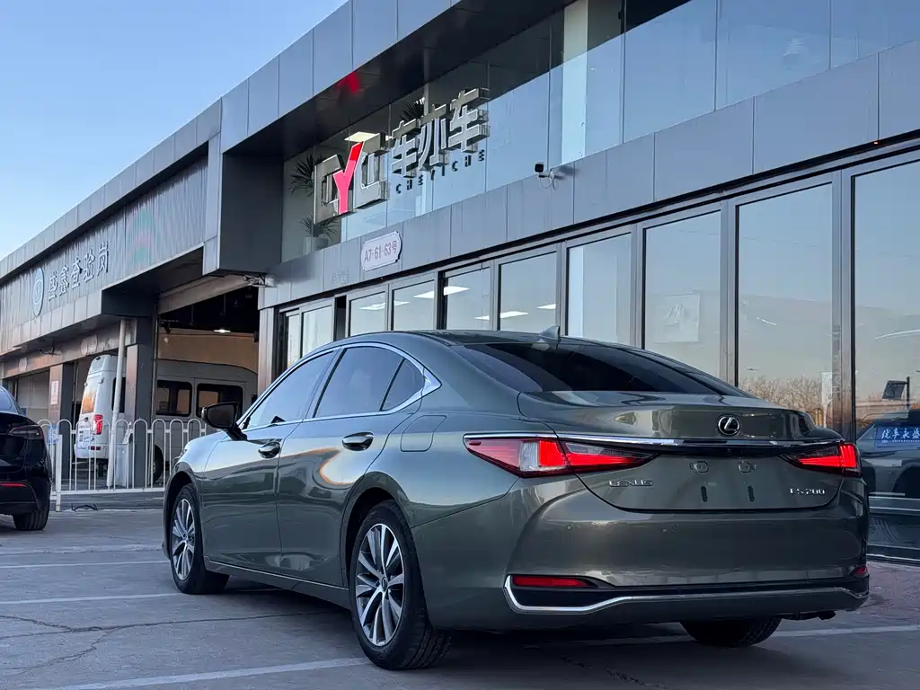 Lexus ES 2021 — фото 14