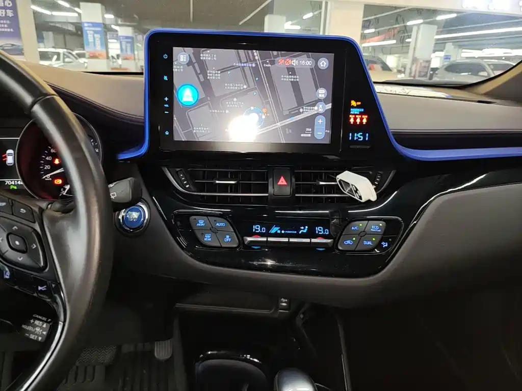 Toyota C-HR 2019 — фото 13