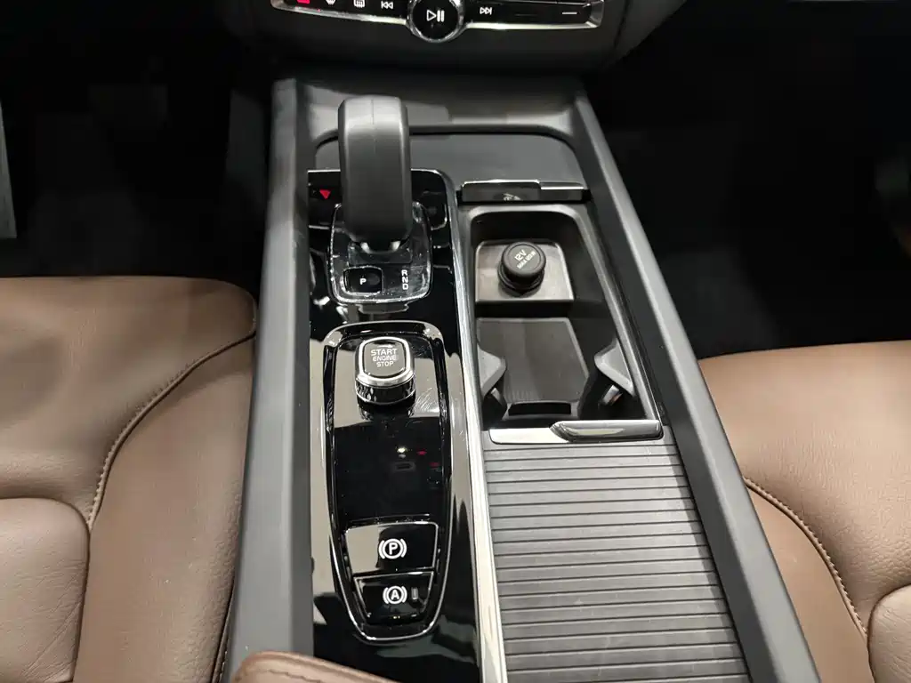 Volvo XC60 2025 — фото 17