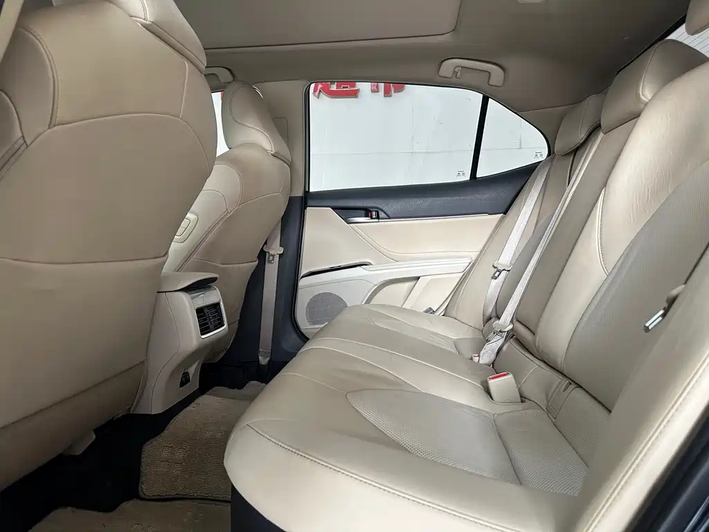 Toyota Camry 2018 — фото 11