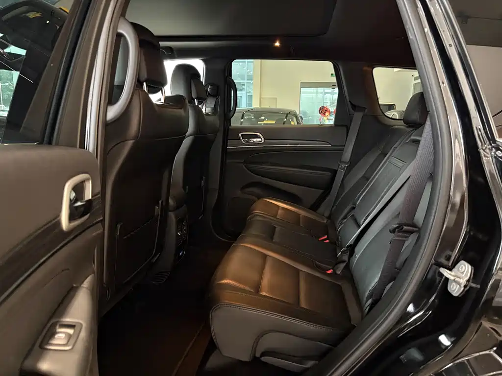 Jeep Grand Cherokee 2020 — фото 12