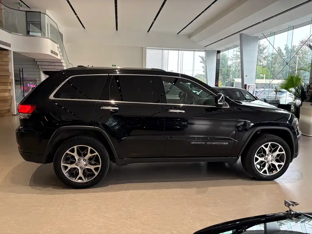Jeep Grand Cherokee 2020 — фото 18