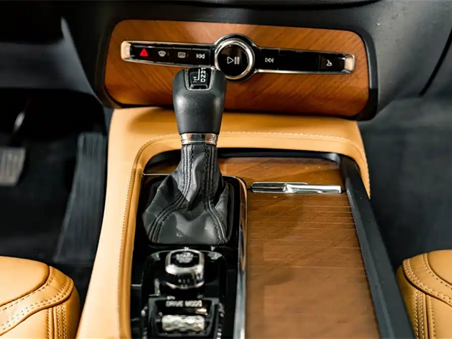 Volvo XC90 2018 — фото 18