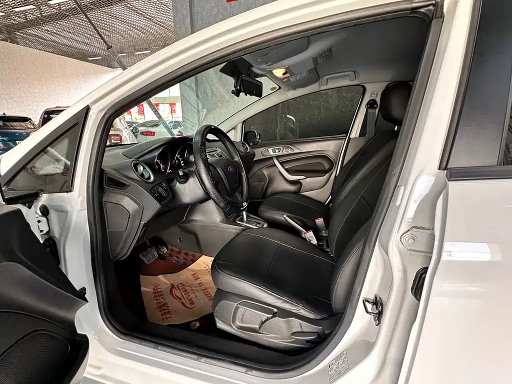 Ford Fiesta 2014 — фото 10