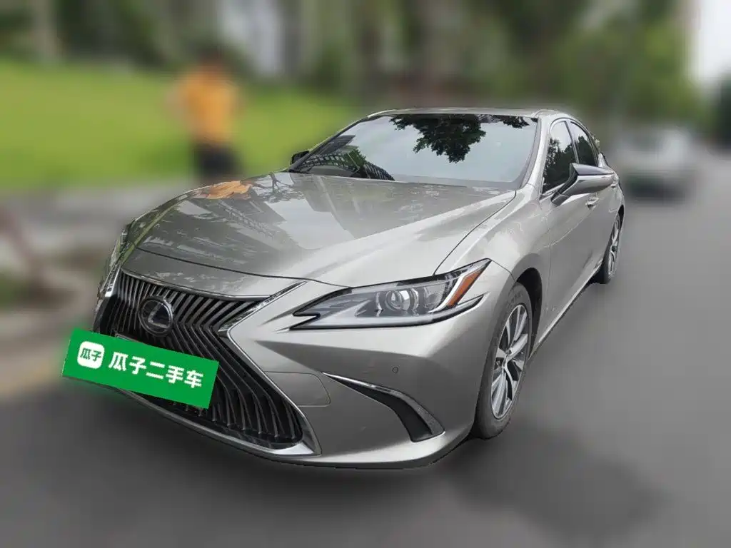 Lexus ES 2019 — фото 1