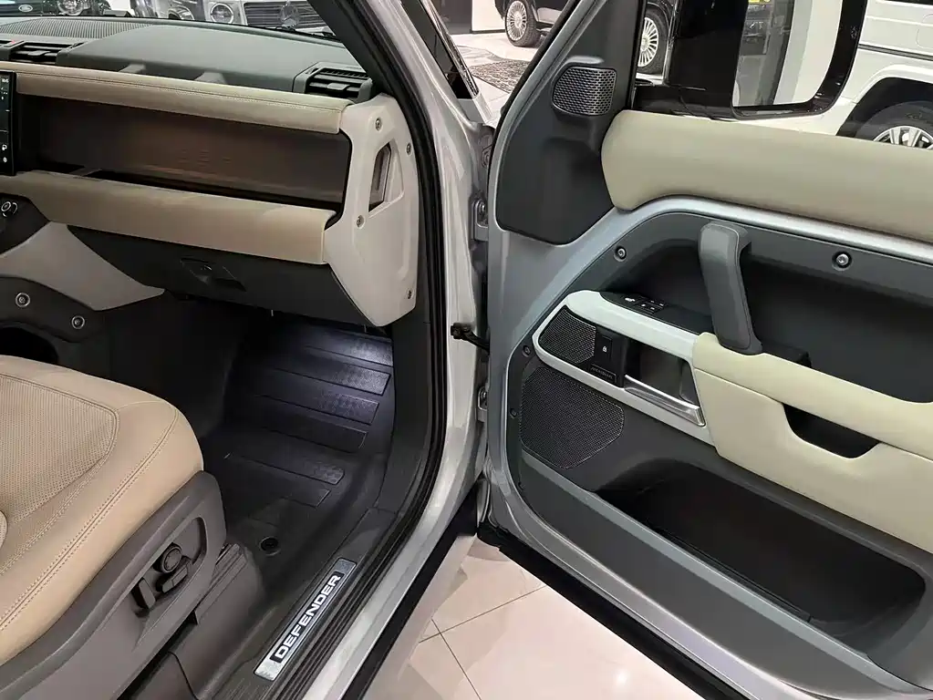 Land Rover Defender 2022 — фото 11