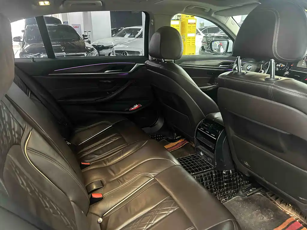 BMW 5 Series 2019 — фото 10