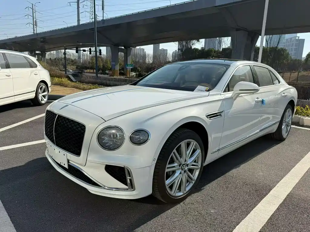 Bentley Flying Spur — фото 1