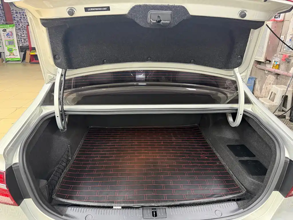 Roewe i6 New Energy 2018 — фото 38