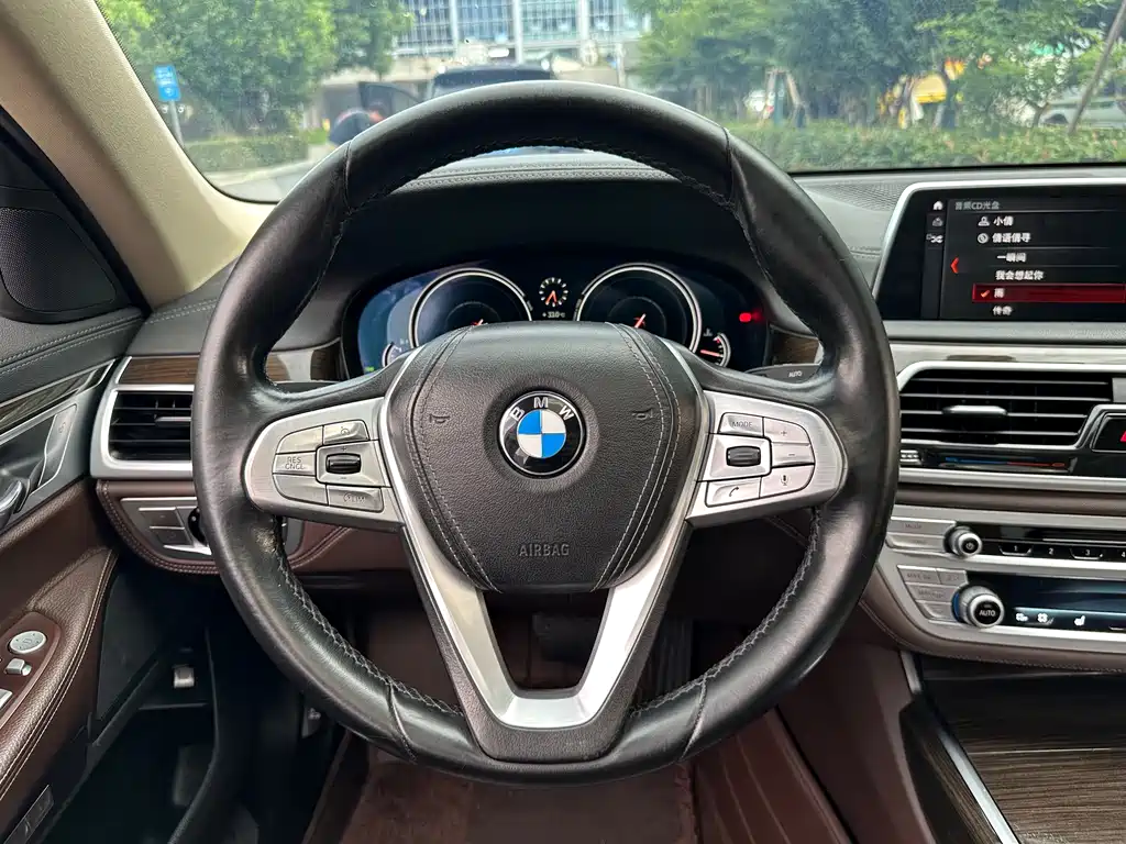 BMW 7 Series 2017 — фото 12