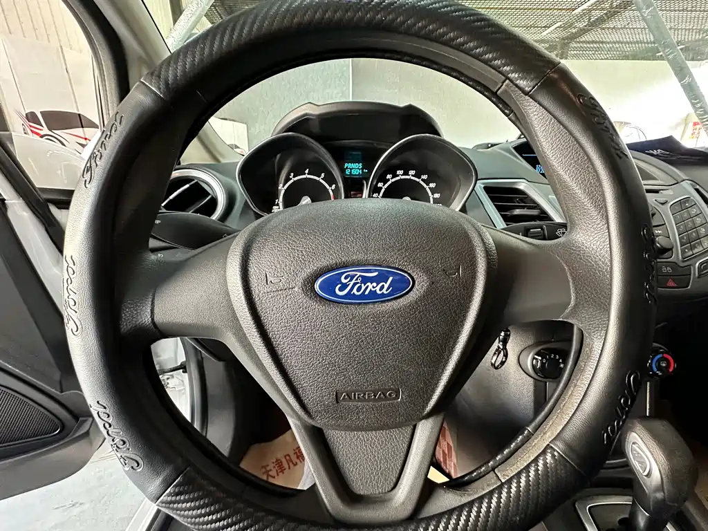 Ford Fiesta 2014 — фото 11