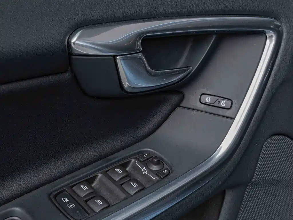Volvo V60 2016 — фото 18