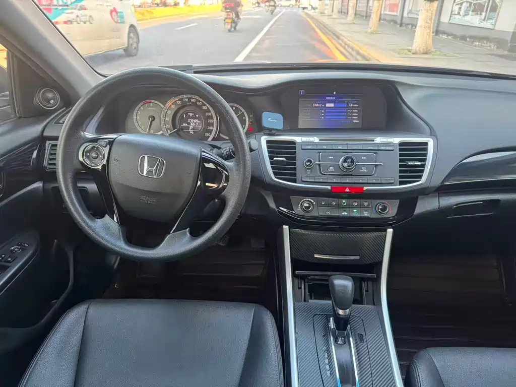Honda Accord 2017 — фото 13